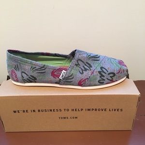 Gray floral Toms